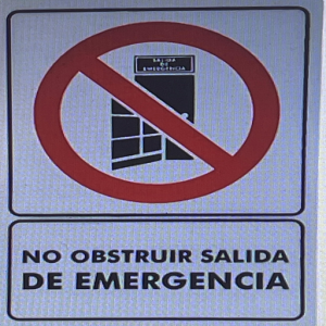 SEÑALAMIENTO LEYENDA "NO OBSTRUIR SALIDA DE EMERGENCIA"